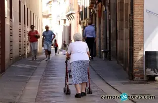 Una mujer mayor pasea por Zamora. Pensionistas, jubilados. Archivo