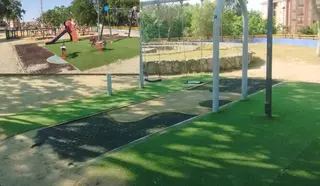 Los vándalos se llevan el césped artificial de un parque infantil de Zamora