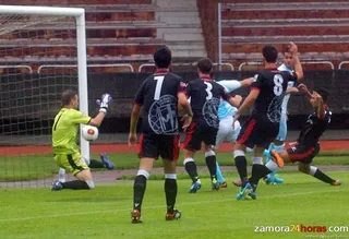 Los jugadores del Zamora CF dan la cara tras el palo