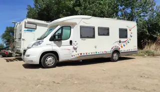 Imagen de archivo de dos autocaravanas