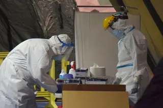 Los profesionales sanitarios durante un cribado en Zamora