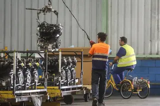 Dos trabajadores en una industria. Archivo | EP