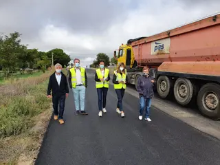Clara San Damián en las obras de la carretera ZA-610