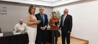 Momento de la entrega de los emblemas a los familiares de los fallecidos