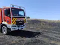Bomberos en una superficie quemada este verano en Zamora. ARCHIVO