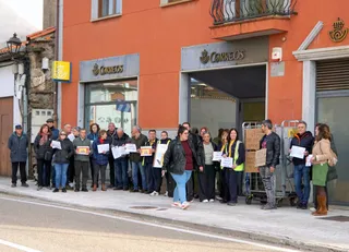 Vecinos de Aliste se suman a la protesta diaria de los carteros frente a Correos en Alcañices | Picasa