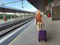 Una mujer con una maleta en la estación de Zamora. Archivo