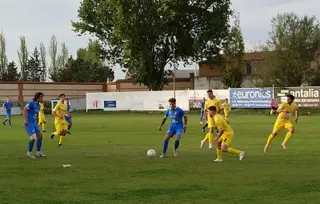 Un momento del encuentro entre el CD Villaralbo y el CD La Bañeza