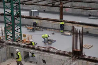 Trabajadores de la construcción en una obra. David Zorrakino. Europa Press. Archivo