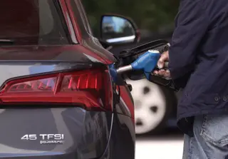 Un hombre respostando gasolina. EP