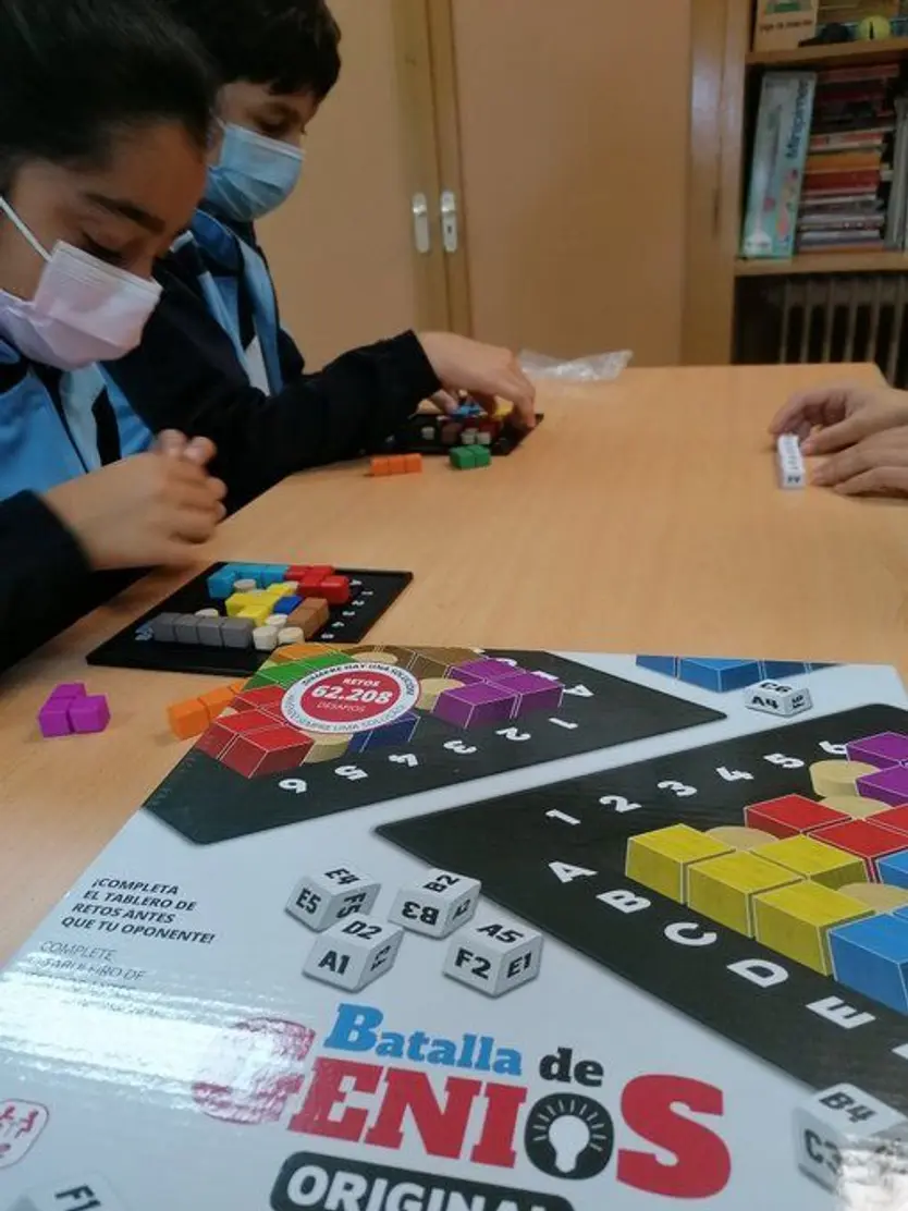 Alumnos con uno de los juegos de mesa