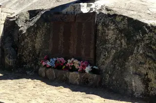Placa catastrofe ribadelago ofrenda floral