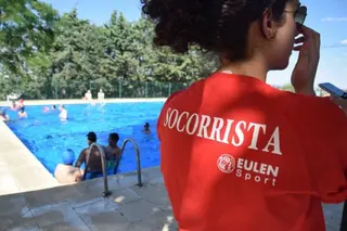 Una socorrista vigila una piscina. Archivo