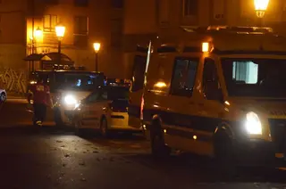 Ambulancia y Policía Local en una emergencia durante la noche. Archivo