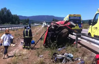 Dos heridos tras salirse de la vía y volcar su vehículo en la A-52 dirección Galicia
