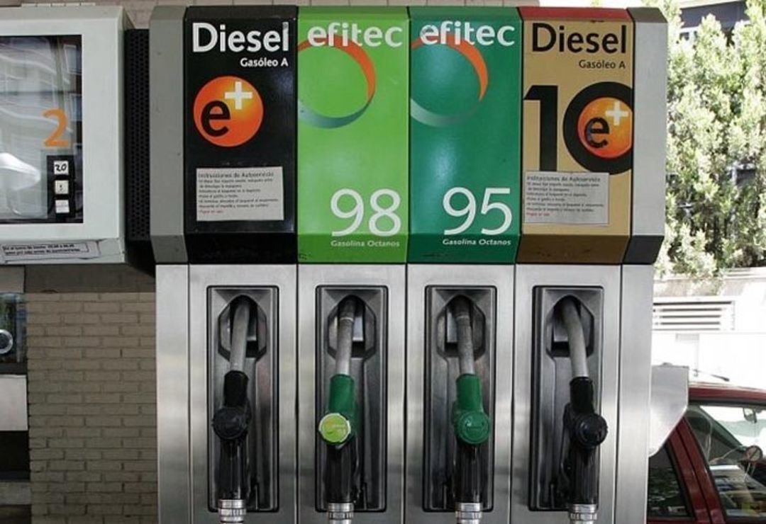 El precio de los carburantes marca otro récord anual antes del puente