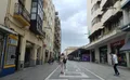 Ciudadanos pasean por Santa Clara. Nubes, amenaza de lluvias y tormentas