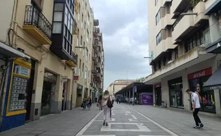 Ciudadanos pasean por Santa Clara. Nubes, aviso por lluvia y tormentas | Verónica Muriel