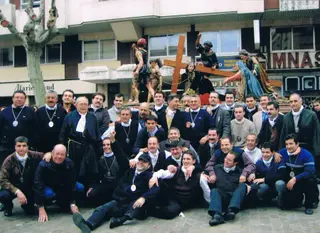 Pitu junto al resto de cargadores de La Caída