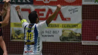 Charlie celebra una victoria del Atlético Benavente en la Rosaleda. FOTO: Caja Rural Atlético Benavente