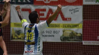Charlie celebra una victoria del Atlético Benavente en la Rosaleda. FOTO: Caja Rural Atlético Benavente