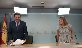 ICAL . El consejero de Economía y Hacienda y portavoz, Carlos Fernández Carriedo, y la consejera de Educación, Rocío Lucas, comparecen en rueda de prensa posterior al Consejo de Gobierno.
