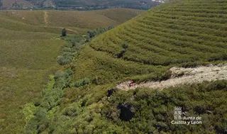 El Grupo de Rescate de Protección Civil socorre a un varón indispuesto en un cortafuegos en Calabor