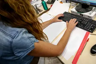 Mujer trabajando en su ordenador. EP
