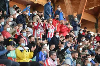La afición del Zamora celebra un gol