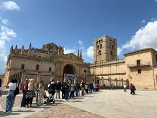 Colas en la Plaza de la Catedral para disfrutar de Las Edades del Hombre antes de su cierre | María Lorenzo