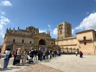 Colas en la Plaza de la Catedral para disfrutar de Las Edades del Hombre antes de su cierre / María Lorenzo
