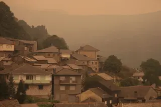 Desalojo de los vecinos de San Ciprián de Sanabria por el incendio en Porto. Archivo | JL Leal. ICAL