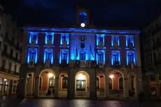 La fachada del Ayuntamiento luce el color azul.