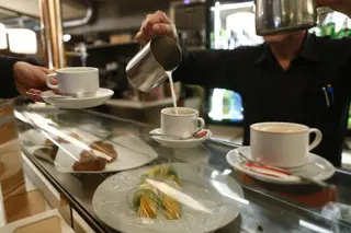 Un camarero sirviendo cafés a los clientes EUROPA PRESS Archivo