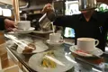Un camarero sirviendo cafés a los clientes EUROPA PRESS Archivo