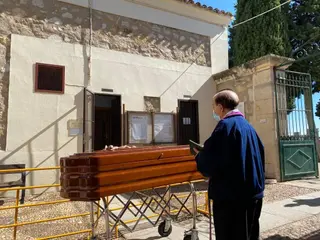 Un entierro en el cementerio de Zamora