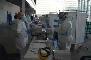 Los sanitarios recogen las muestras.