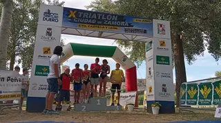 Alba Núñez y Raúl Gómez, los jóvenes ganadores del Triatlón Ciudad de Zamora