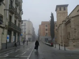 Ciudadanos pasean en un día de niebla en Zamora