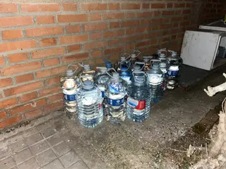 Imagen de las botellas de agua que depositaron a las puertas del refugio