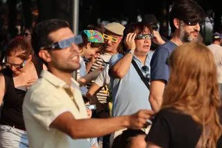  Ir a Navegación Ir a Navegación de Módulos Ir a Barra lateral  Artículos Creando Artículo     Información  Estado Publicado Los borradores y los archivados permanecen ocultos en el sitio público   Publicado El   Categoría  Local   Organiza este artículo bajo una categoría adecuada   Autor/es  María Lorenzo   Crear Nuevo  Agregar Existente Elige el autor o autores del artículo   URL pública Canonical public URL on the website. Updated automatically from slug and category. Select and copy manually if needed.   Contenido  Título Zamora volverá a vivir un eclipse en 2027, un año después del gran espectáculo de 2026  Subtítulo El 2 de agosto de 2027 la Luna volverá a pasar por delante del Sol, aunque esta vez Zamora quedará fuera de la franja de totalidad y verá cómo se oculta alrededor del 84 % del disco solar  Cuerpo        H2              Optional when section is Photo denunciations, Society echoes, or Galleries.   Enhance Article  Medios  Pie de Portada  Imagen de Portada      Personas Viendo El Eclipse En Benavente