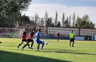 Un instante del partido disputado en Los Barreros. Foto: Villaralbo