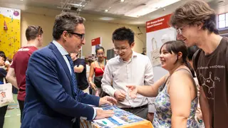 El rector Juan Manuel Corchado conversa de forma distendida con un grupo de estudiantes durante su visita a la Feria de Bienvenida de la USAL