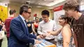 El rector Juan Manuel Corchado conversa de forma distendida con un grupo de estudiantes durante su visita a la Feria de Bienvenida de la USAL