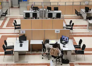 Archivo Varias empleadas trabajan en una oficina de la Agencia Tributaria.