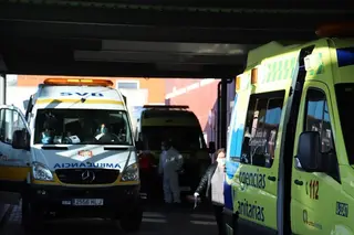 Ambulancias en la zona de urgencias del Virgen de la Concha