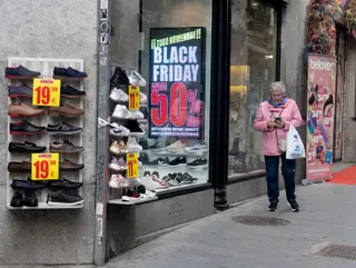 Una mujer pasa por delante de una tienda que anuncia un cartel publicitario del ‘Black Friday’, Eduardo Parra - Europa Press