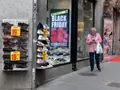 Una mujer pasa por delante de una tienda que anuncia un cartel publicitario del ‘Black Friday’, Eduardo Parra - Europa Press