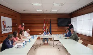 La consejera de Agricultura, Ganadería y Desarrollo rural, María González Corral, se reúne con los representantes de la asociación de la industria alimentaria. FOTO: Ical- Rubén Cacho.