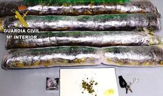 Sufren un accidente y la Guardia Civil encuentra 4,5 kilos de marihuana en el coche siniestrado